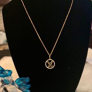 18 karat solid gold necklace LV initial, Brandnew